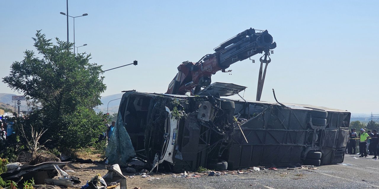 Kayseri’de yolcu otobüsü devrildi 1 ölü 24 yaralı var