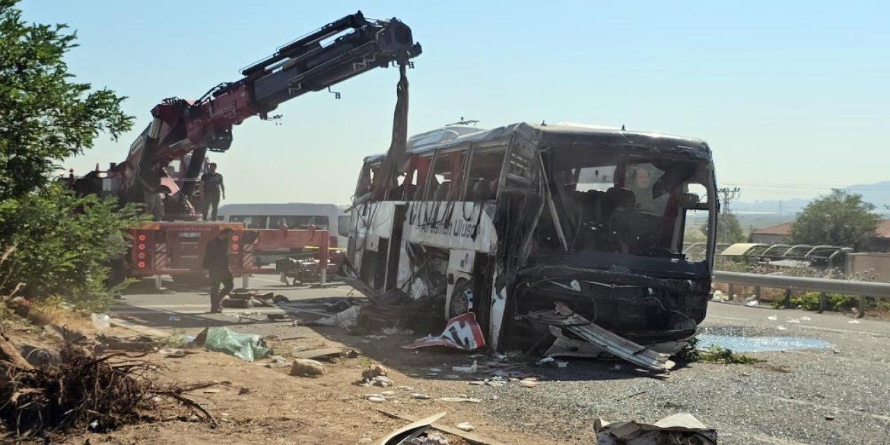 Otobüs devrildi, ortalık savaş alanına döndü:can kaybı ve çok sayıda yaralı var