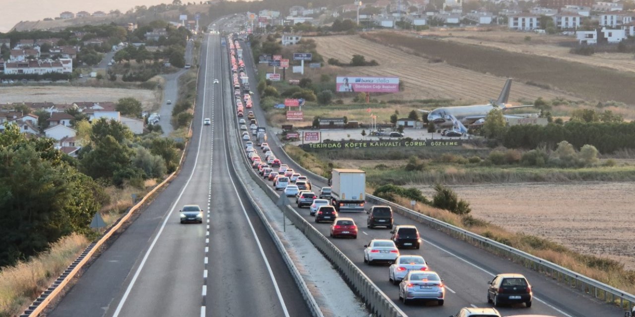 Tekirdağ’a hafta sonu akını: Kilometrelerce araç kuyruğu