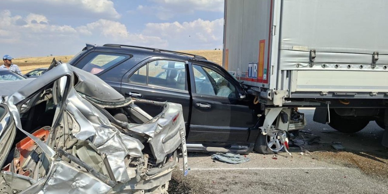 Anız yangını yolu savaş alanına çevirdi: 13 araç birbirine girdi