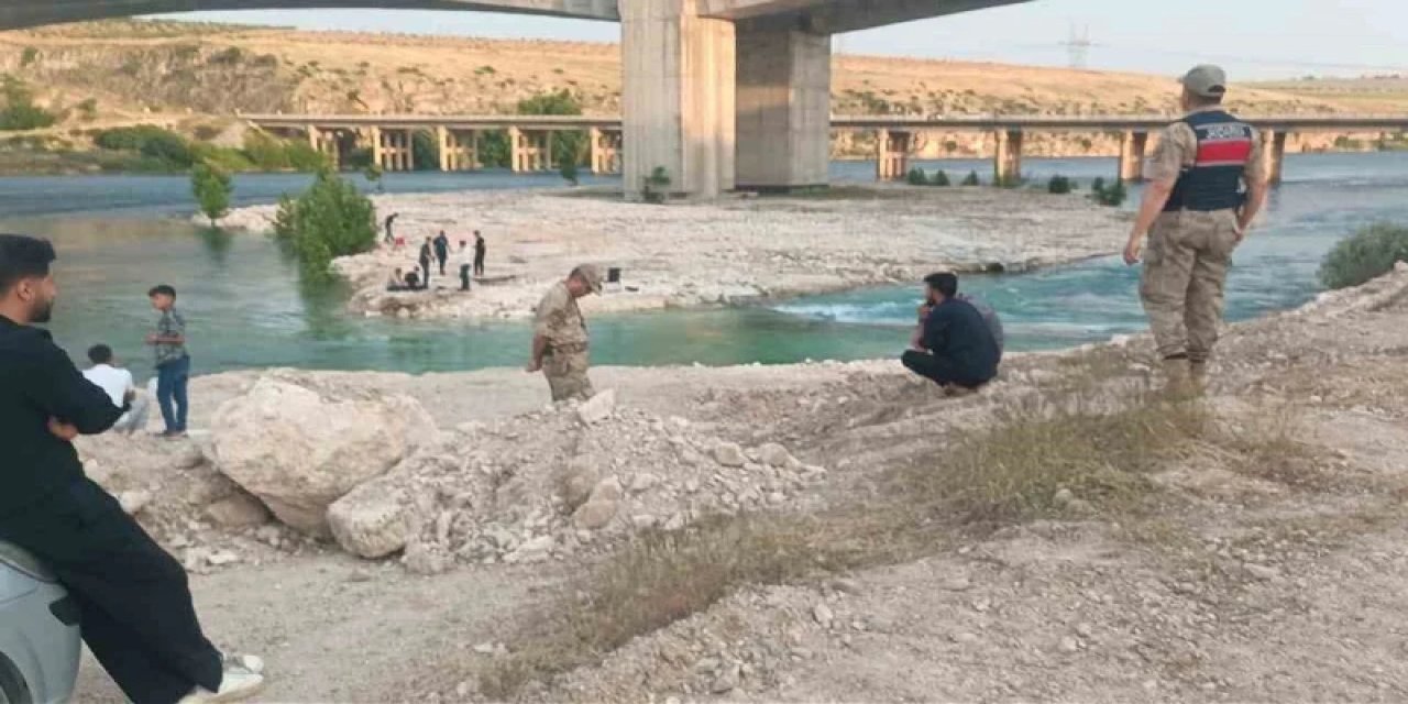 Fırat Nehri’nde mahsur kalan 10 kişi kurtarıldı