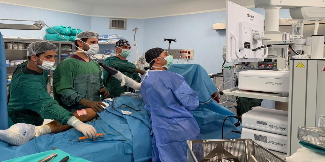 Gaziantep Şehir Hastanesi'nde dizden alınan doku omuza nakledildi