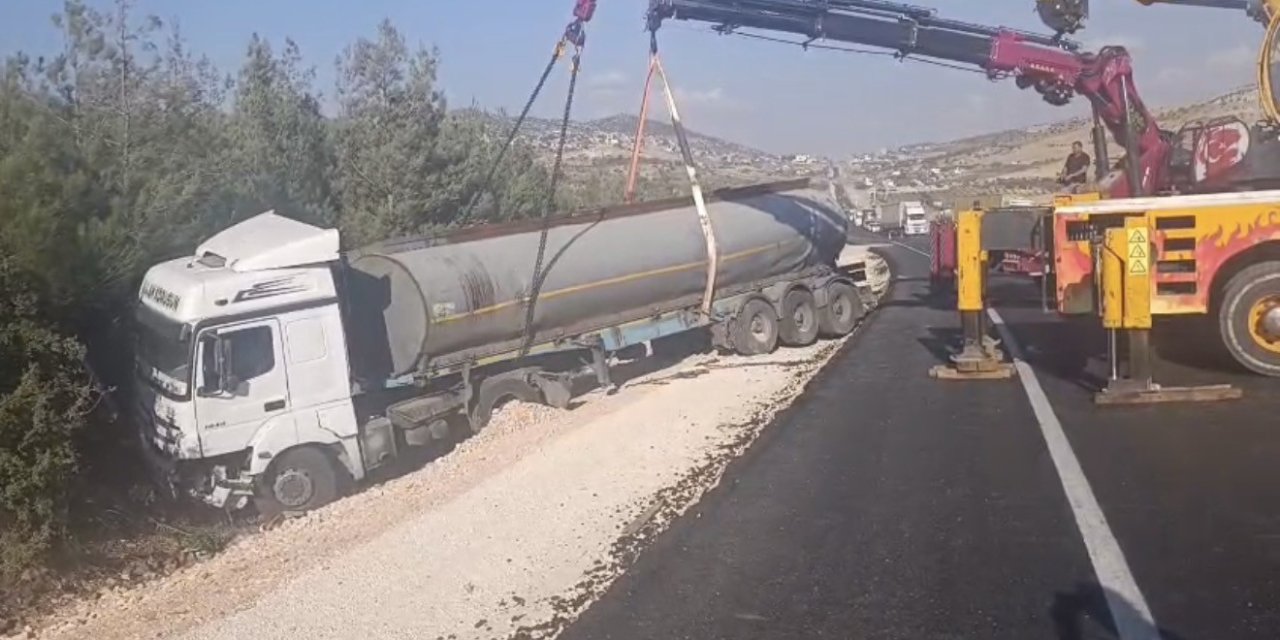 Gelin konvoyunda manevra yapan tanker yoldan çıktı