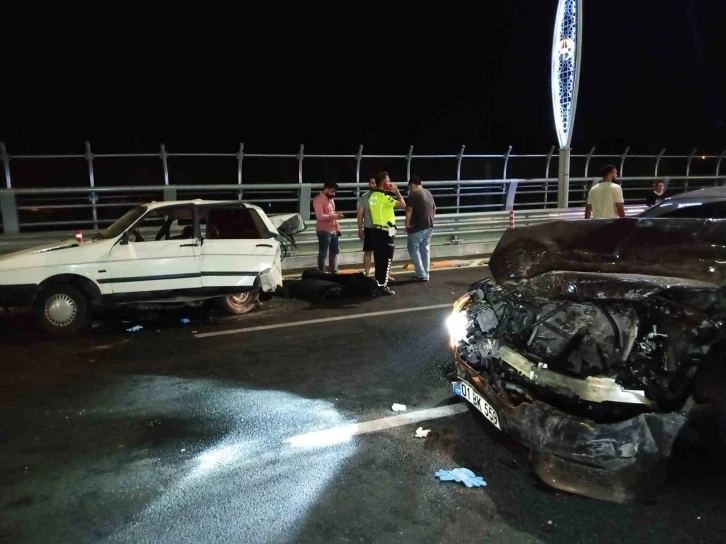 Adana da Lüks otomobilin çarptığı otomobil kağıt gibi ezildi: 1 ölü, 1 yaralı