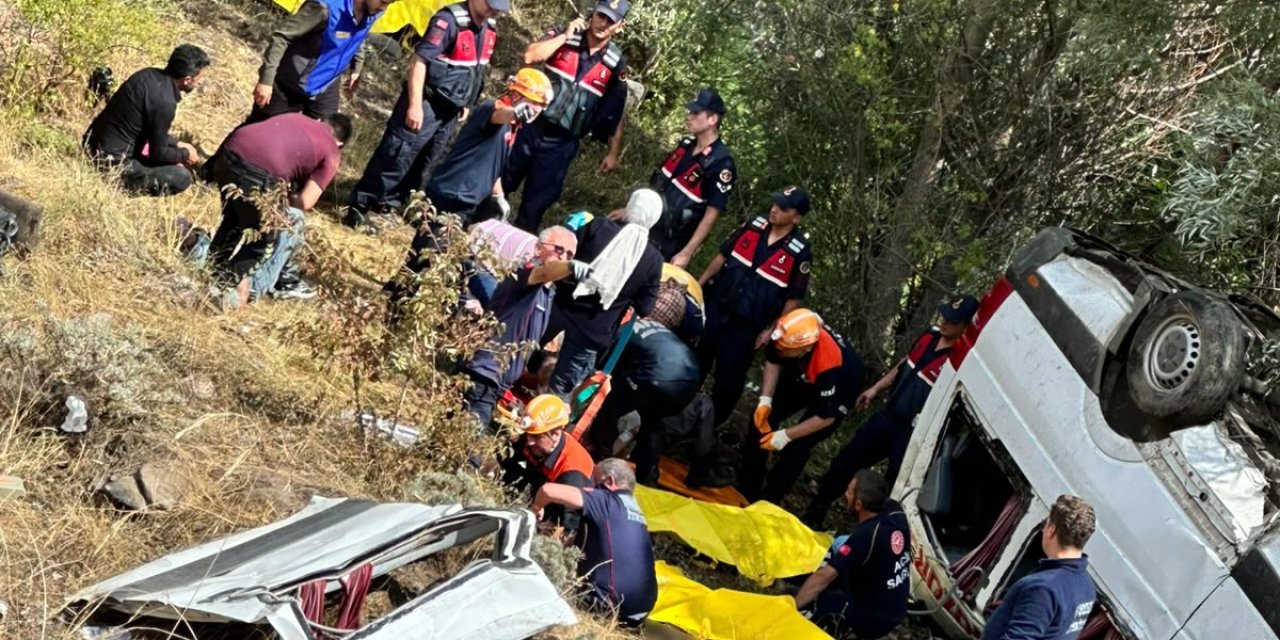 Minibüs şarampole uçtu: 4 ölü, 10 yaralı