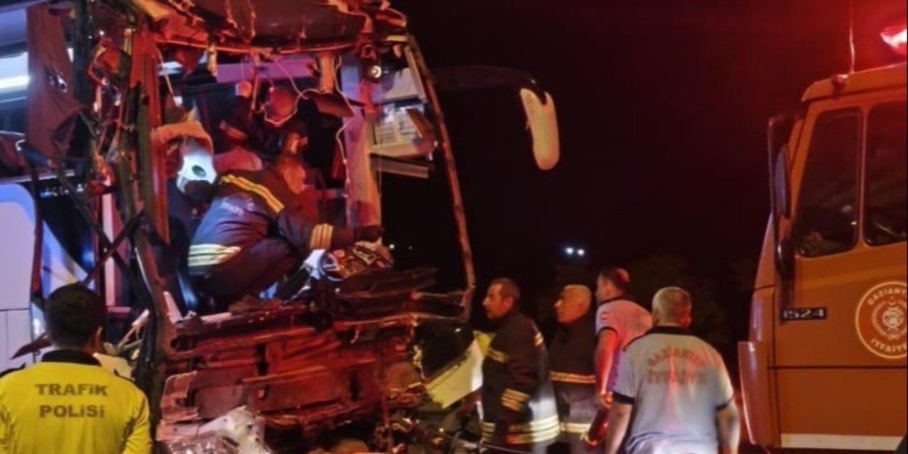 Yolcu otobüsü tırla çarpıştı 2 ölü, 22 yaralı