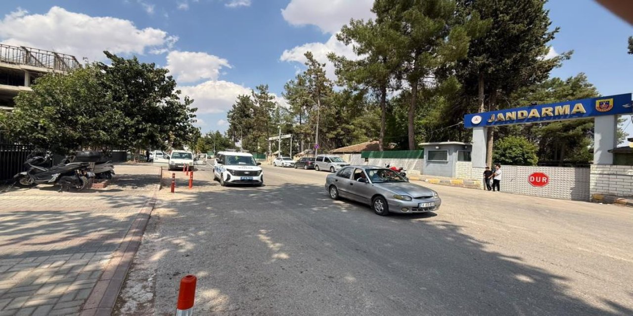 Gaziantep'te karakolun önünde dehşet! araç içindeki şahsa silahlı saldırı
