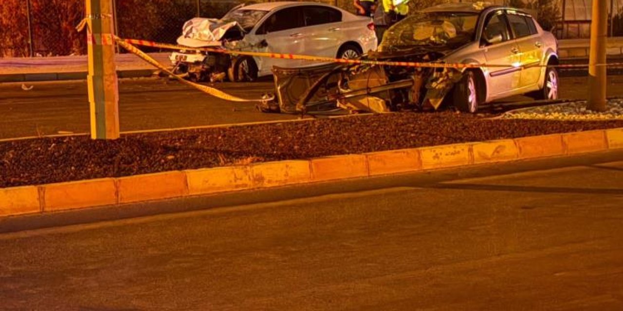 İki otomobil çarpıştı: 2 ölü, 3 yaralı
