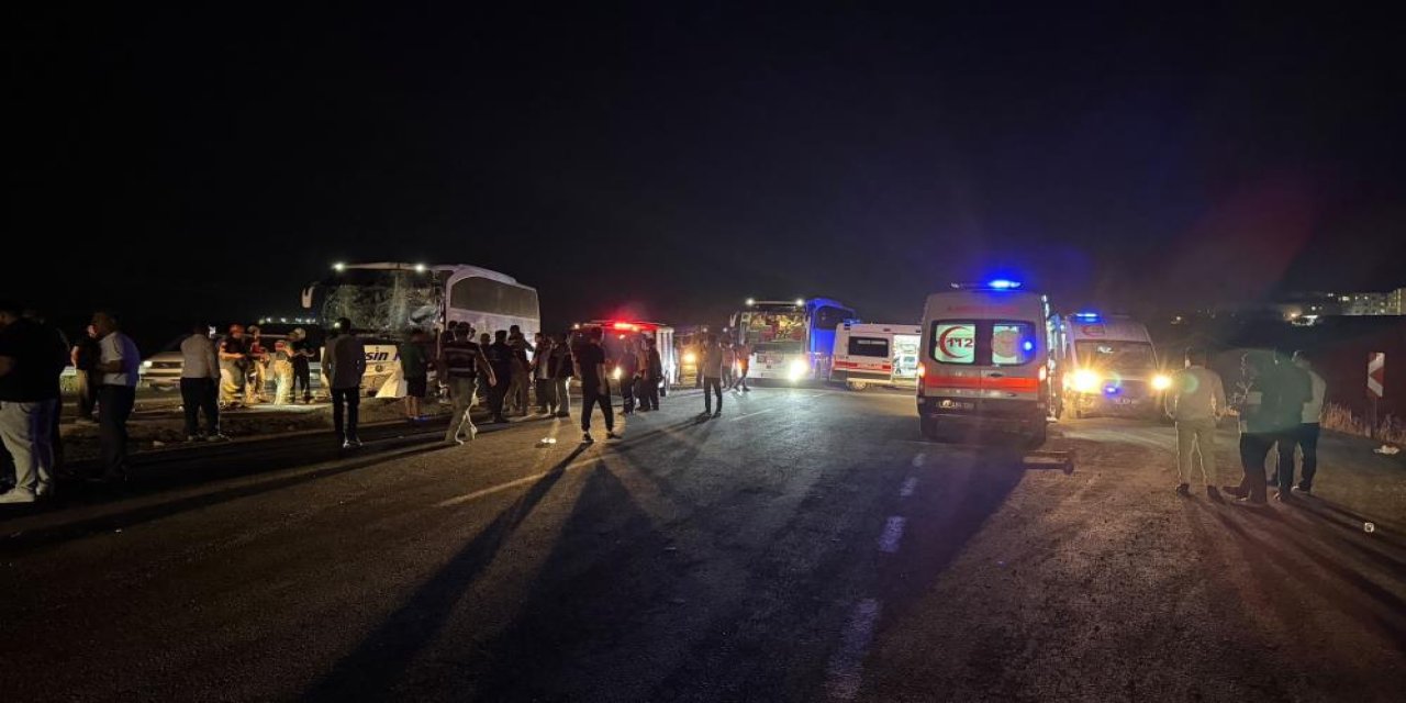 Şanlıurfa’da gece yarısı feci kaza! iki yolcu otobüsü çarpıştı, 13 yaralı