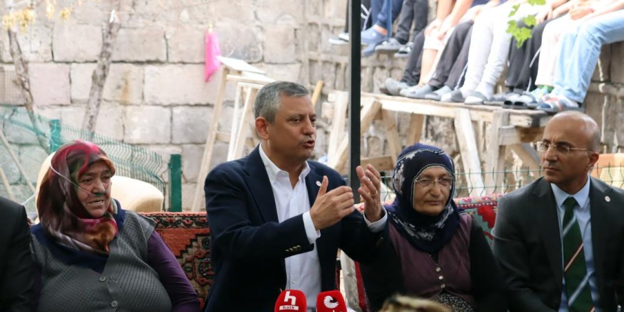Özgür Özel’den kürsüde dil sürçmesi: Sosyal Medyada gündem oldu!