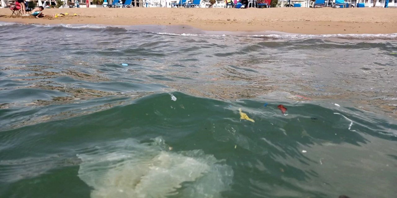 Mersin sahillerinde deniz kirliliği tepkilere yol açıyor
