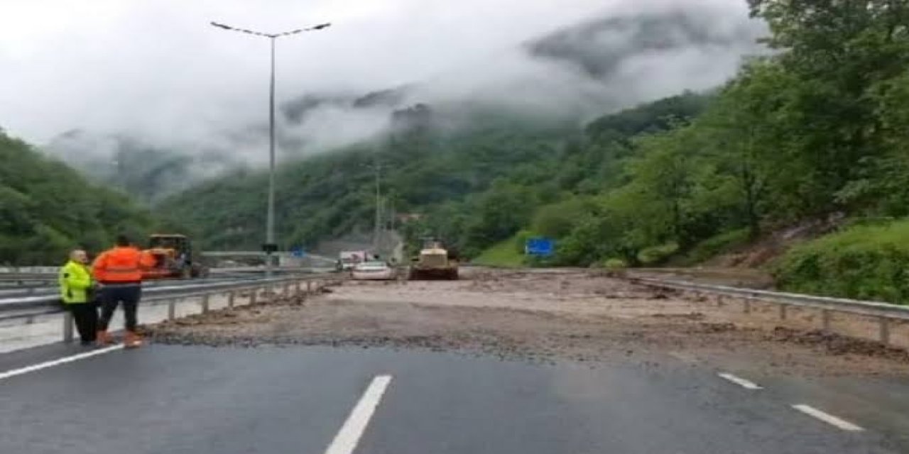 Trabzon’da aşırı yağıştan yol ulaşıma kapandı