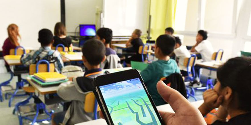 Okullarda akıllı telefon bulundurma yasaklandı