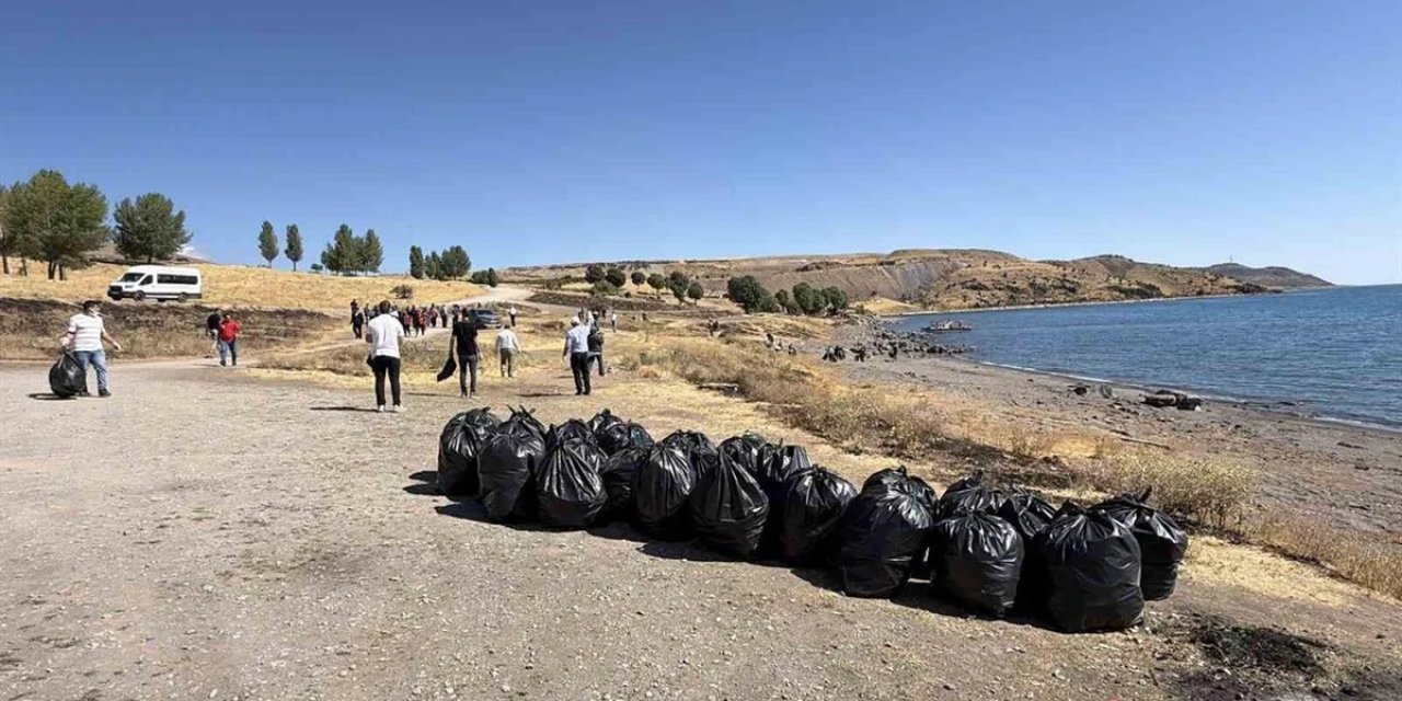 Van Gölü kıyısında tonlarca çöp toplandı