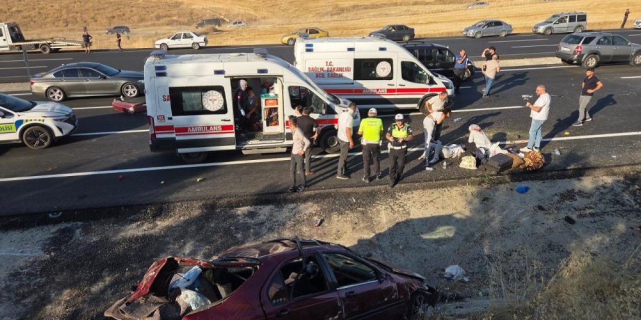 Direksiyon hakimiyetini kaybetti, karşı şeritte dehşeti yaşattı!: 1 ölü, 7 yaralı