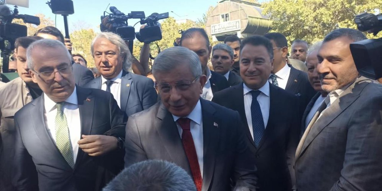 Gözler Ankara Adliyesi’nde: Davutoğlu ifade vermeye geldi
