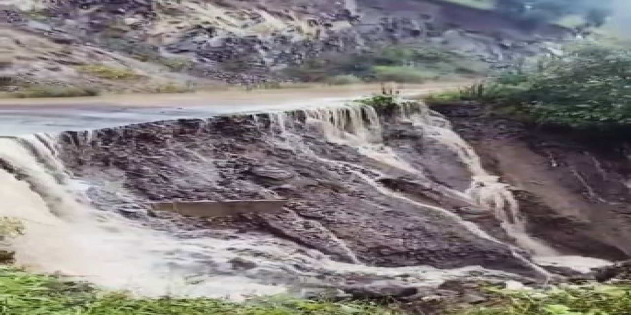 Posof'ta aşırı yağış sonrası sel meydana geldi, yol çöktü