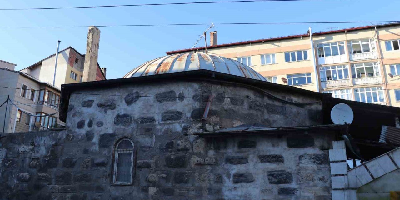 Tarihi hamam, çürümeye terk edildi