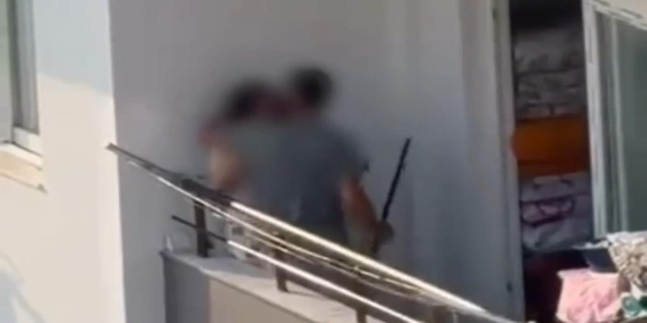 Balkonda kan donduran saldırı! kadını sopa ile dövdü