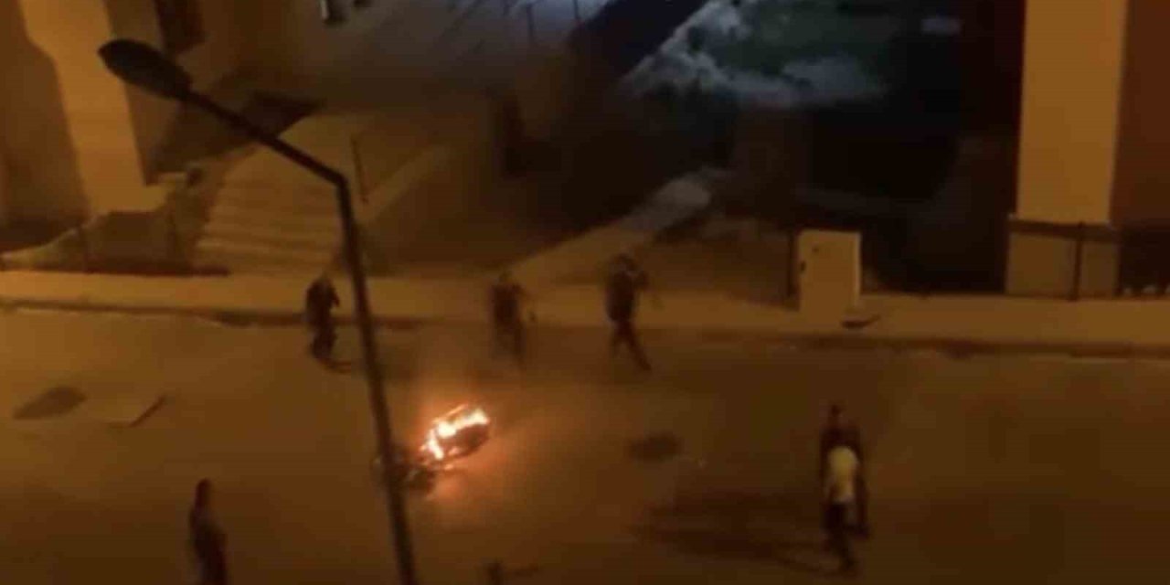 Sokak ortasında motosikletini ateşe verdi