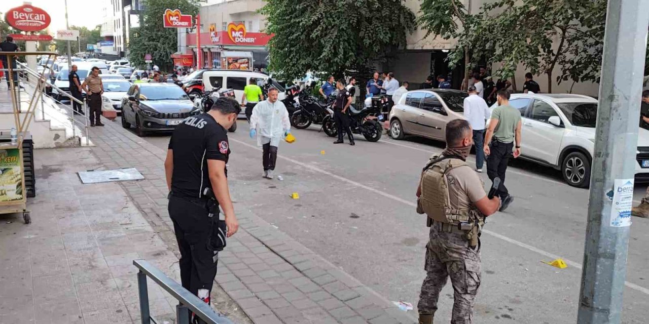 Batman şehir meydanında silahlı kavga