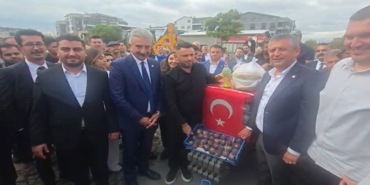 Özgür Özel, Bursa’da çiftçilerle bir araya geldi