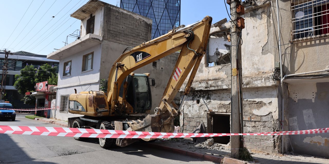 Toroslar’da tehlike oluşturan metruk yapılar temizleniyor