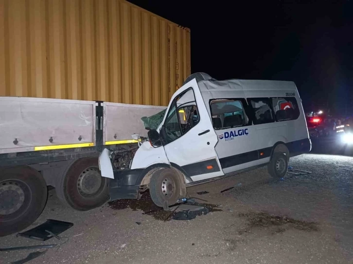 Gaziantep'te işçi servisi tıra ok gibi saplandı: 1 ölü, 11 yaralı