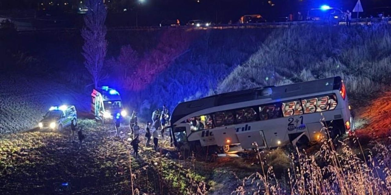 Yolcu otobüsü şarampole uçtu: 2'si ağır 24 yaralı