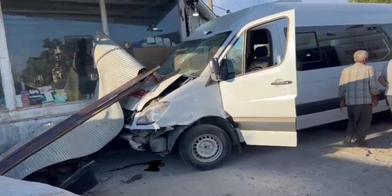 İşçi servisi dükkana daldı: 10 yaralı
