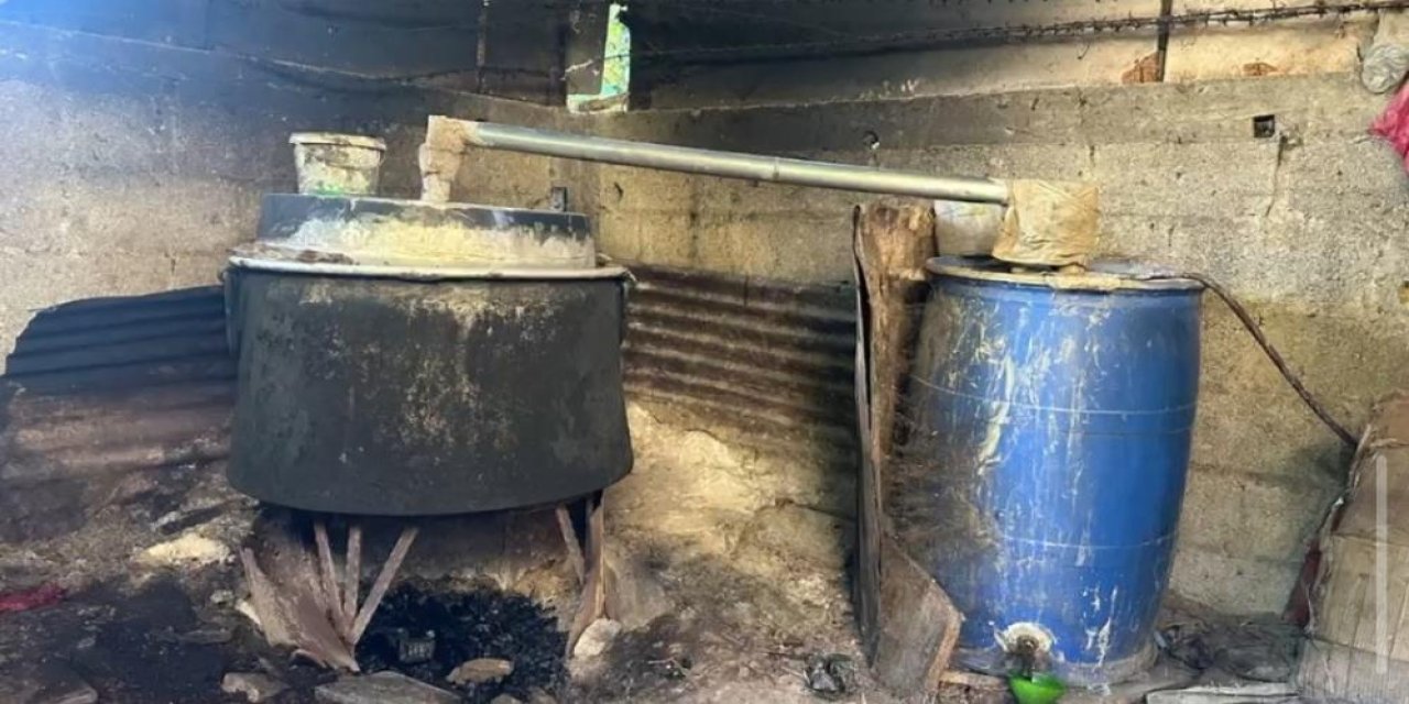 Adana'da evde 1 ton 670 litre kaçak alkol ele geçirildi