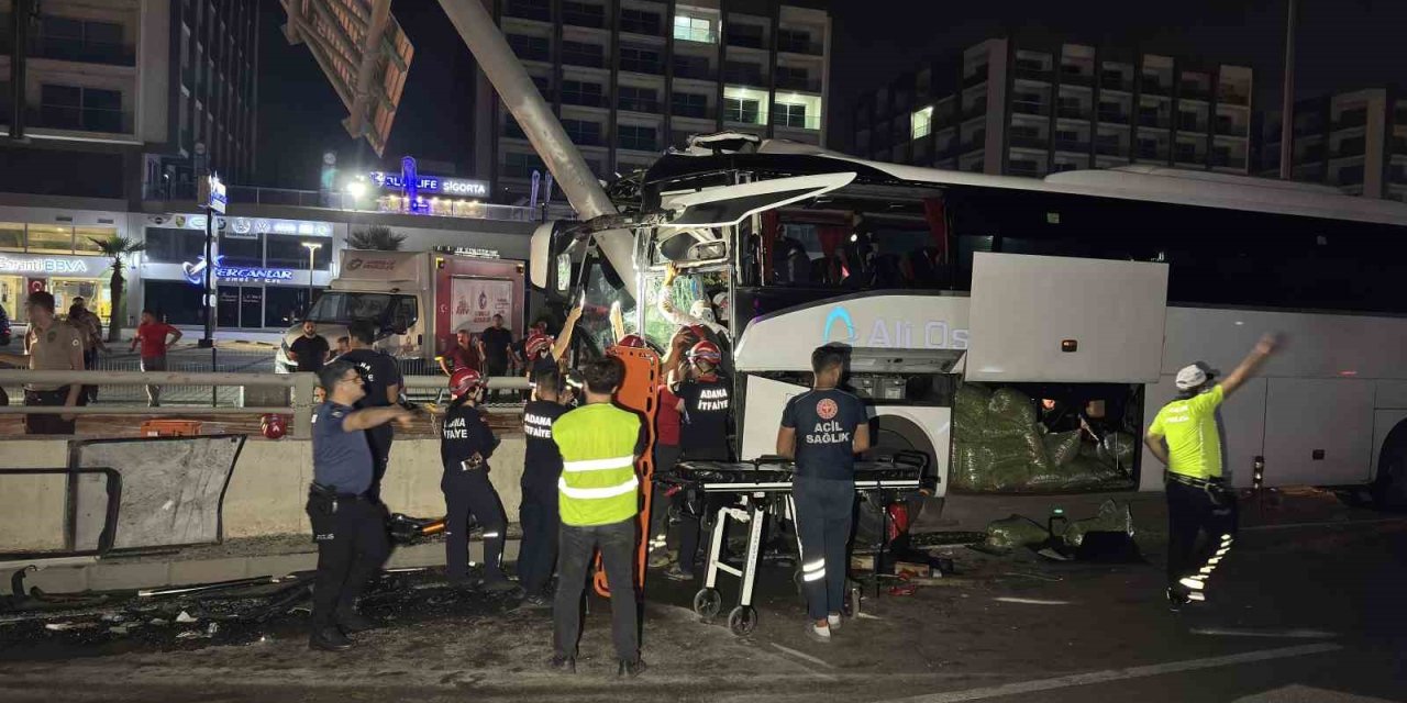 Adana’da yolcu otobüsü duvara çarptı: 11 yaralı