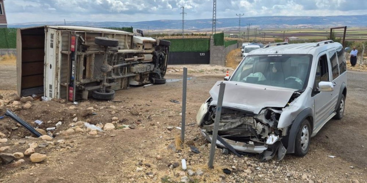 Araban ilçesinde hafif ticari araç ile kamyonet çarpıştı: 5 yaralı