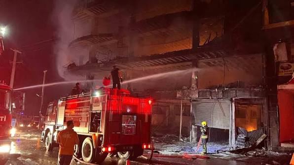 4 Katlı Mağaza Alevlere Teslim Oldu! Mezitli'de Flaş Yangın