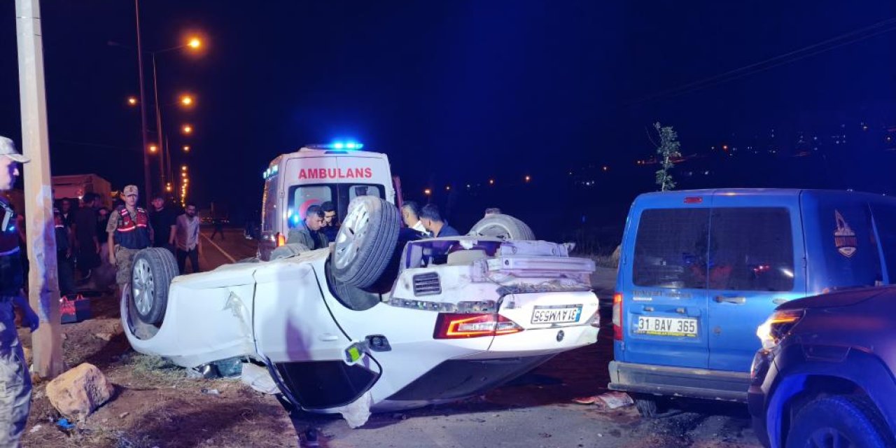 Takla atan otomobil 2 tır sürücüsünün üzerine uçtu: 6 yaralı