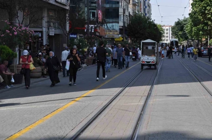 Eskişehirde Güneşli alanlardan kaçınan vatandaşlar gölgelerde kalabalık oluşturdu