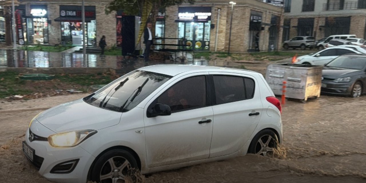 Sağanak yağış Adıyaman’da hayatı felç etti