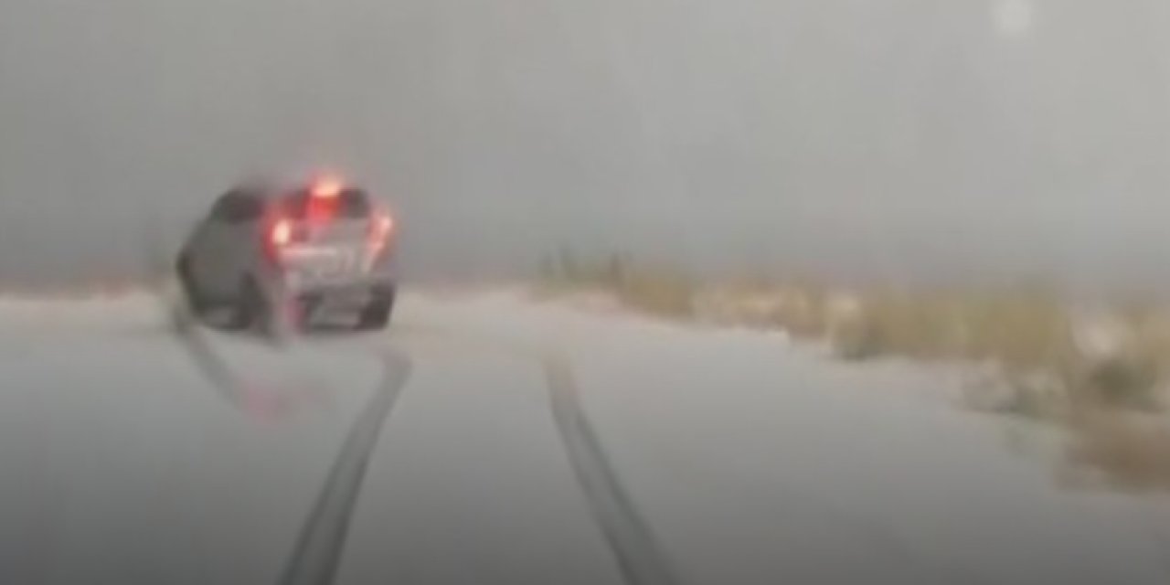 Malatya’da dolu yağışı yolları beyaza bürüdü