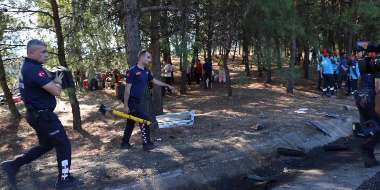 Turistleri taşıyan otobüs şarampole uçtu!: 2 ölü 9 yaralı