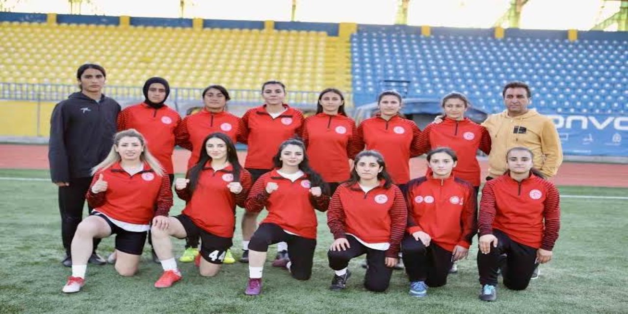 Ağrı'lı kadın futbolcular, lige iddialı hazırlanıyor