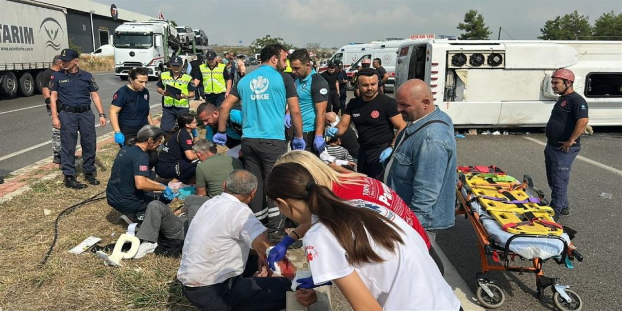 Antalya-Isparta yolunda can pazarı: yolcu midibüsü devrildi: 1'i ağır 17 yaralı