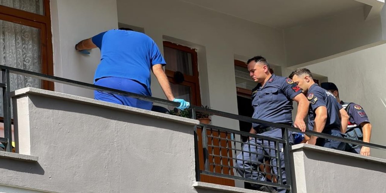 Tartıştığı kız kardeşini balkondan attı, ardından intihar etti