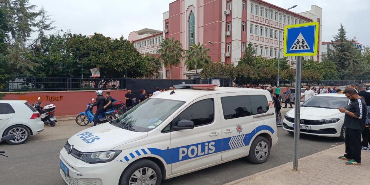 Okulda kız öğrenci arkadaşını ekmek bıçağıyla yaraladı