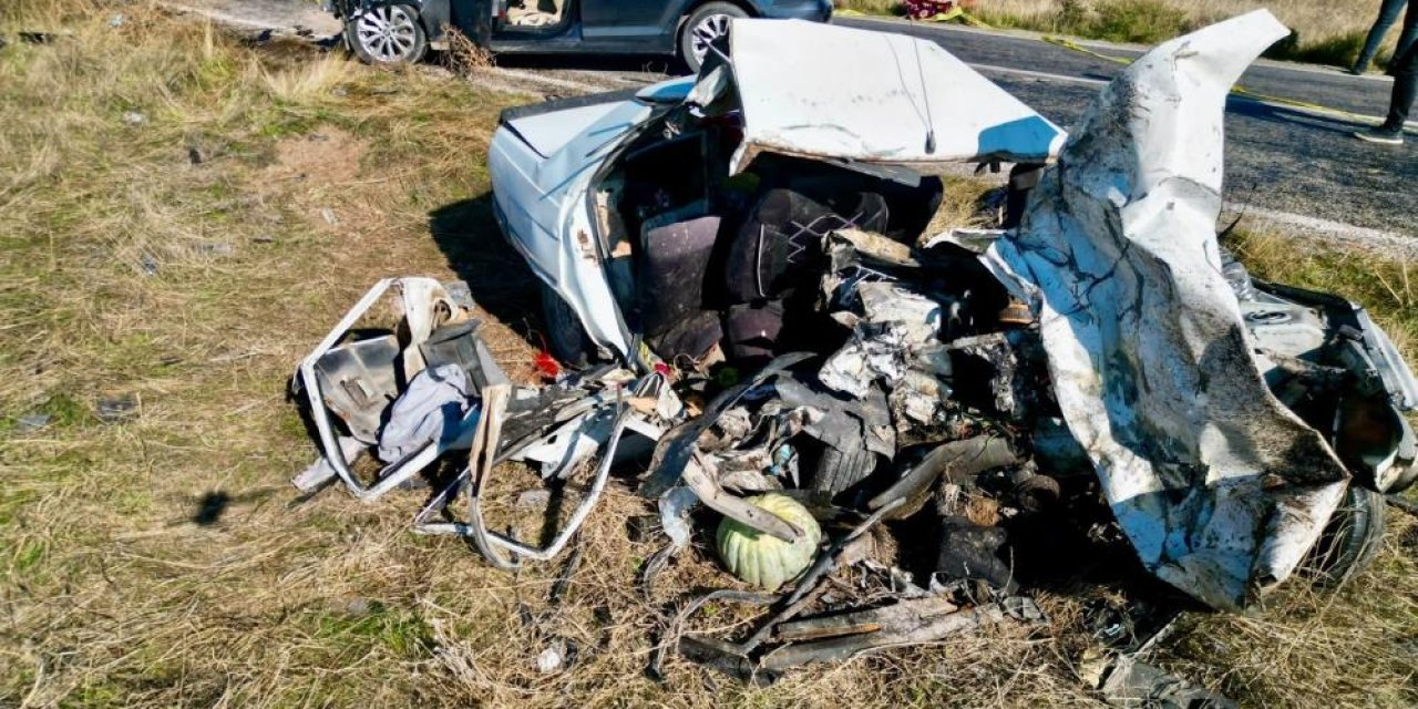 İki otomobilin kafa kafaya çarpıştı 4 kişi hayatını kaybetti