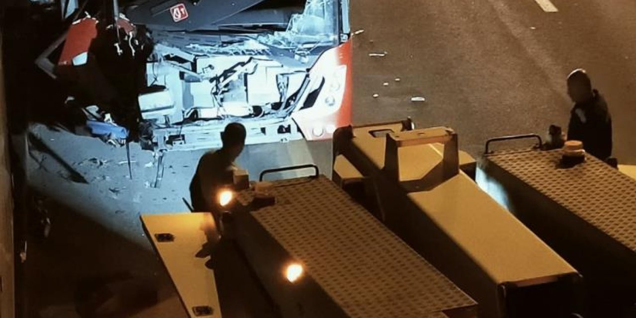 EGO otobüsü üst geçit asansörüne çarptı: 24 yaralı