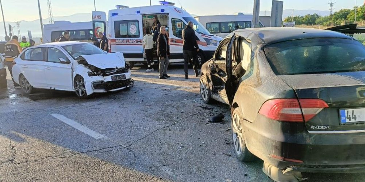 İki otomobil çarpıştı: 1'i ağır 6 yaralı