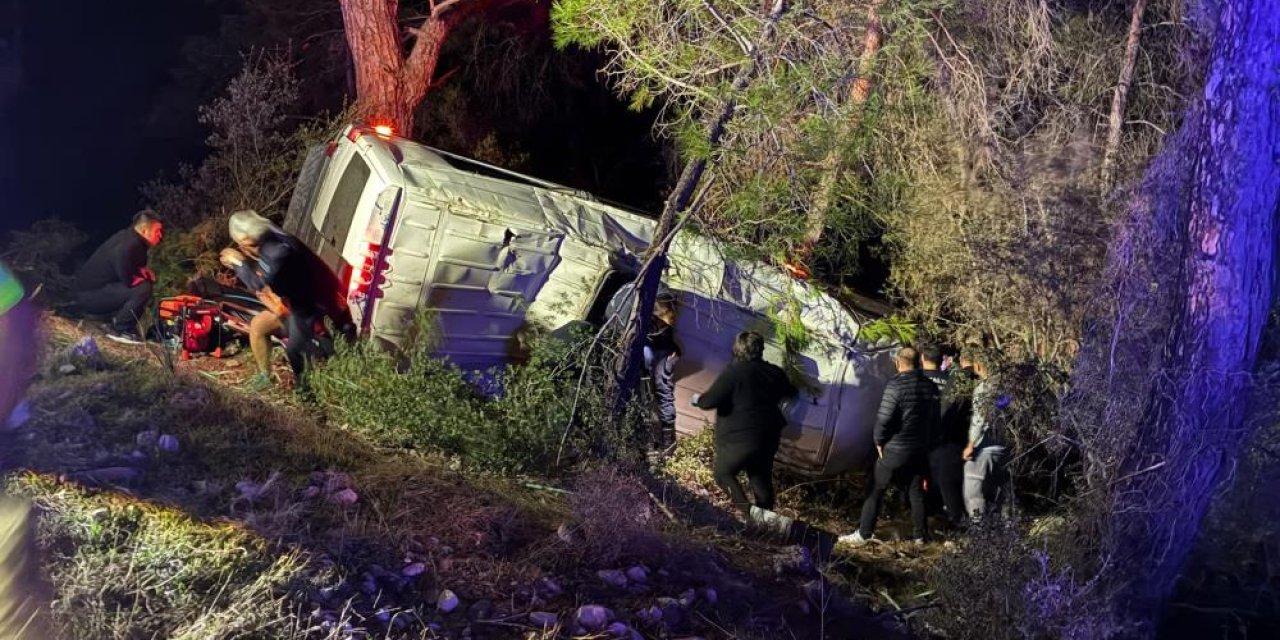 Dağcıları taşıyan minibüs şarampole devrildi: 15 yaralı