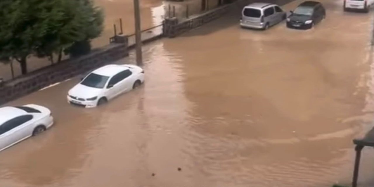 Gaziantep yağmura teslim oldu, seller oluştu, yollar göle döndü, kazalar arttı
