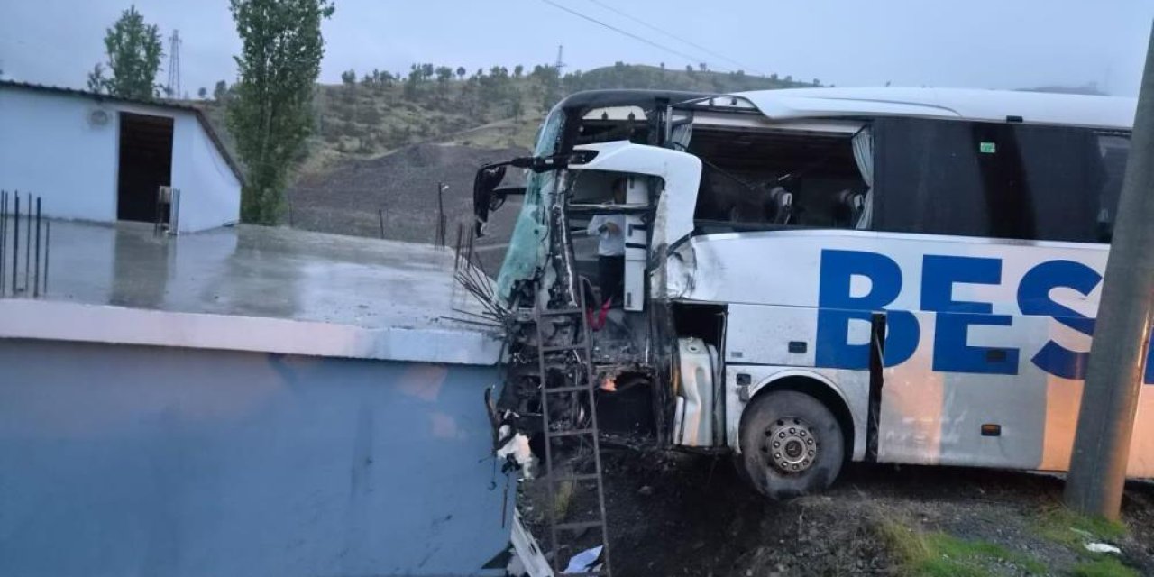 Yolda can pazarı! yolcu otobüs ile tır çarpıştı: 1 ölü 15 yaralı
