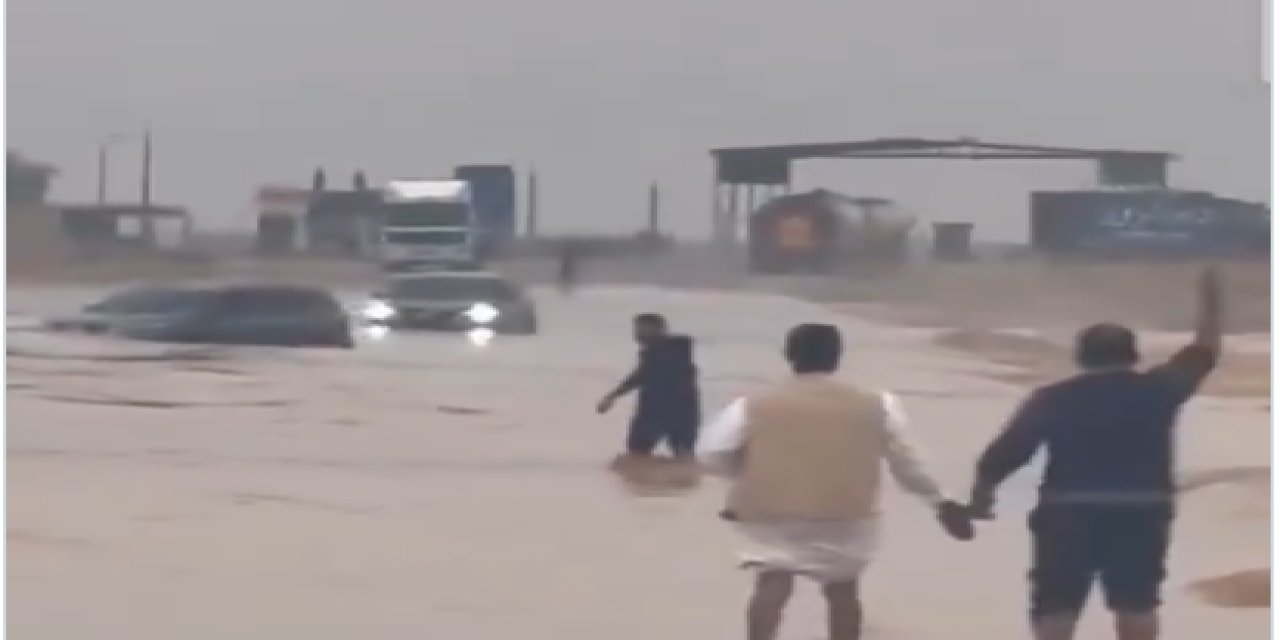 Suriye’de şiddetli yağşı sel oldu çok sayıda ölü ve yaralı var